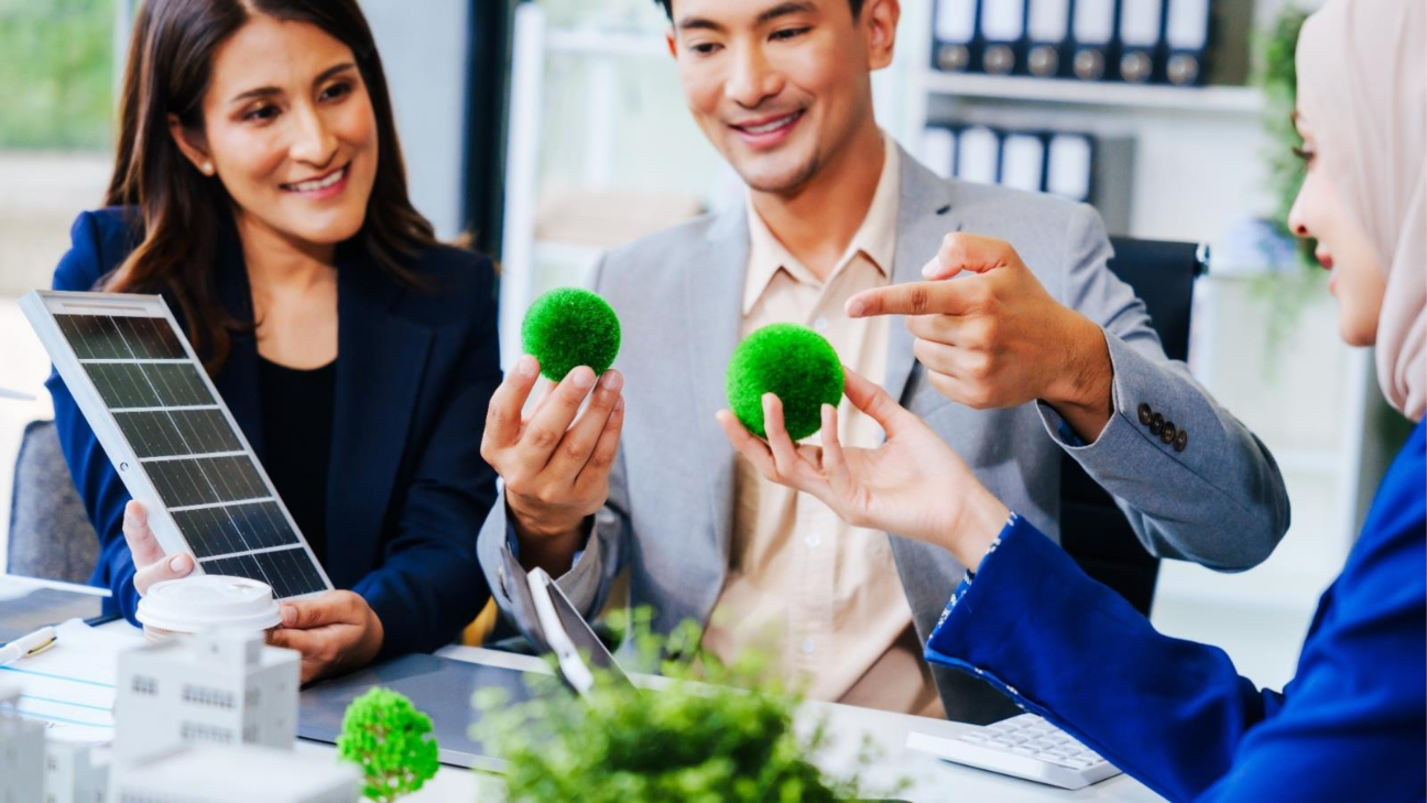 A group of people holding green balls

AI-generated content may be incorrect.